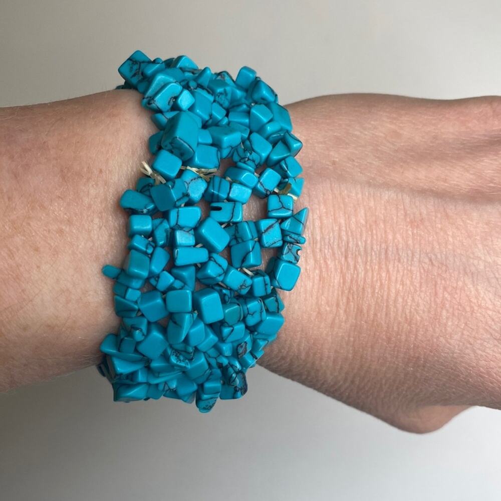 Women’s Turquoise Colored Chip/Stones Stretch Cuff Bracelet EUC OS - Picture 1 of 8